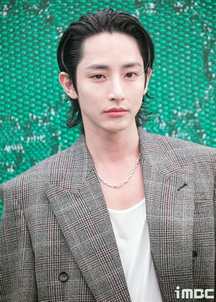 Lee Soo-hyuk Biography, Age, Height, Wife, Net Worth, Family